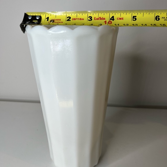 Sold - Antique Vintage Milk Glass Vase - Scallop edge - Picture 4 of 8